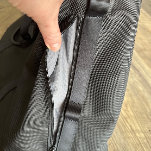 Tumi NWT- 148968-1041/Alpha Bravo Essential Large East West Tote- Black - Picture 4 of 13